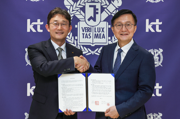 박윤영 KT 대표(왼쪽)와 유홍림 서울대학교 총장이 서울대학교 총장공관에서 산학협력을 위한 양해각서 체결 후 기념사진을 찍고 있는 모습. [사진=KT]