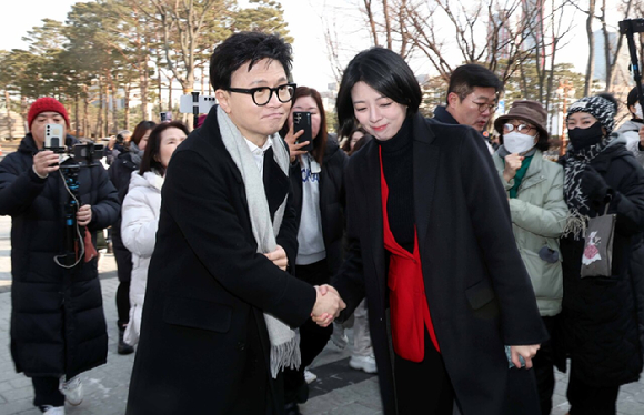 국민의힘 한동훈 전 대표가 14일 당 윤리위원회가 본인을 제명 결정한 것과 관련해 입장을 밝힌 뒤 회견장을 떠나고 있다. [사진=연합뉴스]