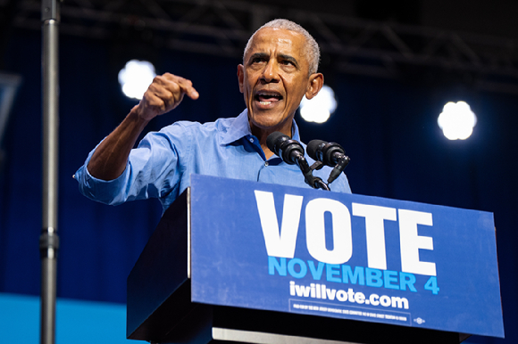 버락 오바마 전 미국 대통령이 1일(현지시간) 뉴저지주 뉴어크에서 열린 유세에서 민주당의 뉴저지 주지사 후보인 마이키 셰릴 지지 연설을 하고 있다. [사진=AP/연합뉴스]