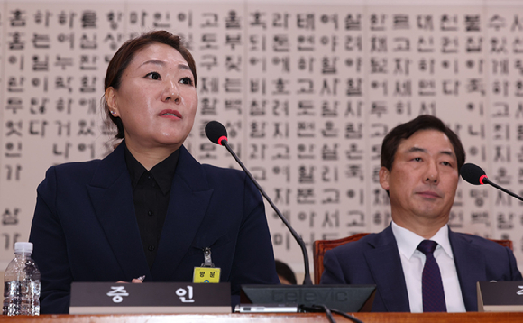 김건희 여사 공천 개입 의혹을 제기한 강혜경 씨가 21일 오후 서울 여의도 국회에서 열린 법제사법위원회의 대검찰청 국정감사에서 의원질의에 답하고 있다. 2024.10.21.  [사진=뉴시스]