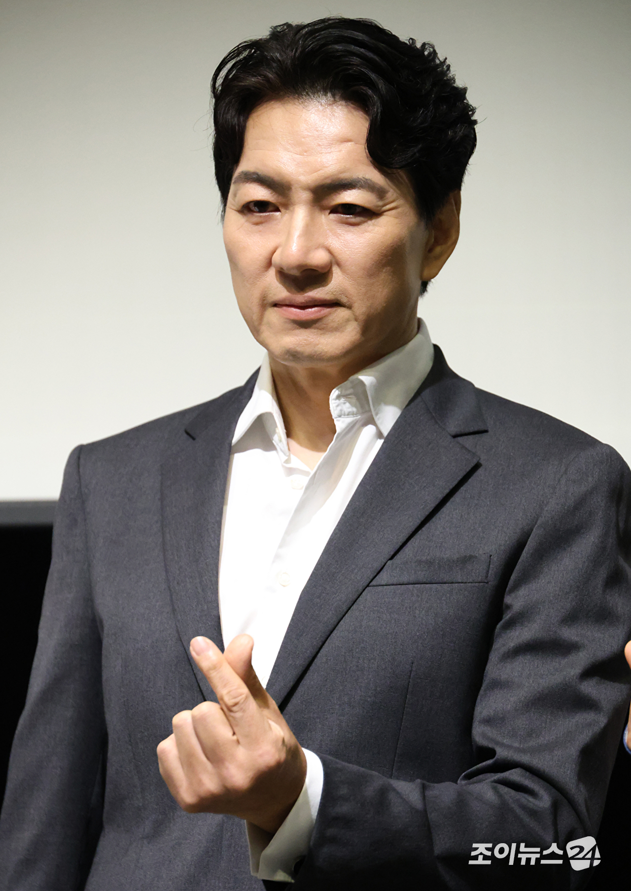 배우 송일국이 20일 오후 서울 강남구 자곡동 더샵갤러리에서 진행된 연극 '욕망이라는 이름의 전차' 제작발표회에 참석해 포즈를 취하고 있다. [사진=문수지 기자]