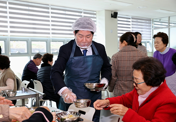 공영민 고흥군수가 지난 4일 도양노인건강복지타운 경로식당에서 배식 봉사를 하고 있다 [사진=고흥군]