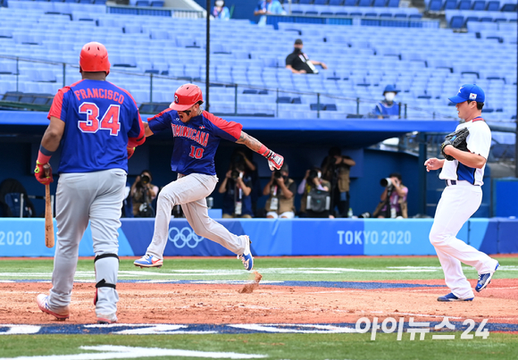 7일 일본 가나가와현 요코하마 스타디움에서 2020 도쿄올림픽 야구 한국과 도미니카공화국의 동메달결정전이 펼쳐졌다. 한국 오승환이 8회초 1사 만루 폭투로 동점을 허용하자 아쉬워하고 있다.