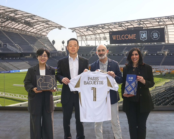 미국 캘리포니아주 로스앤젤레스FC(LAFC) 홈구장 BMO 스타디움에서 파리바게뜨가 LAFC와 공식 파트너십을 체결하고 기념 사진을 촬영하고 있다. (왼쪽부터)김연정 파리바게뜨 마케팅본부장 상무, 허진수 파리바게뜨 부회장, 래리 프리드먼 LAFC 공동회장, 캐시 샤브네(Cathy Chavenet) 파리바게뜨 미주사업부 CMO. [사진=파리바게뜨 제공]
