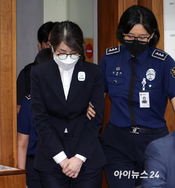 윤석열 전 대통령의 배우자 김건희 여사가 24일 서울 서초동 서울중앙지법에서 열린 김 여사의 특정범죄가중처벌법상 알선수재 및 자본시장법&middot;정치자금법 위반 등 사건 첫 재판에 출석하고 있다. [사진=사진공동취재단]