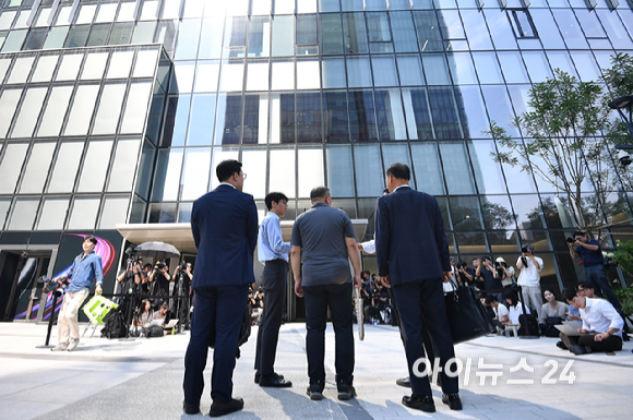 공천개입 의혹을 받는 명태균씨가 1일 오전 서울 종로구에 마련된 김건희 특검팀(특별검사 민중기) 사무실로 조사를 받기 위해 출석하고 있다. [사진=곽영래 기자]