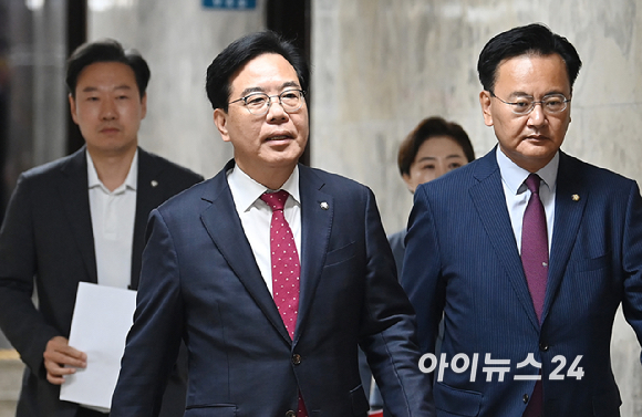 송언석 국민의힘 원내대표가 17일 오전 서울 여의도 국회에서 열린 원내대책회의에 참석하고 있다. [사진=곽영래 기자]