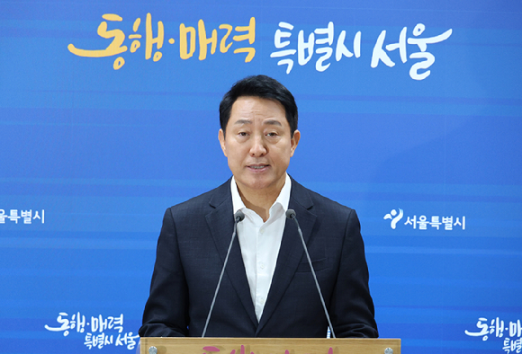 오세훈 서울시장이 26일 김윤덕 국토교통부 장관과 용산공원 부지 활용 문제 등 주택공급 논의 관련 회동을 한 뒤 서울시청 브리핑실에서 면담 내용을 브리핑하고 있다. [사진=연합뉴스]