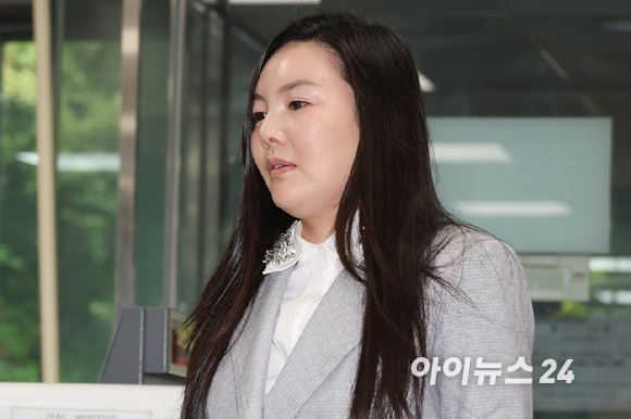 300억원대 사기 혐의를 받는 차가원 피아크그룹 회장 겸 원헌드레드 대표가 3일 오전 서울 서초구 서울중앙지방법원에서 열린 구속 전 피의자 심문(영장실질심사)에 출석하고 있다. 2026.08.03 [사진=사진공동취재단]