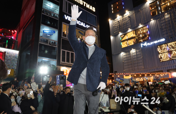 공식 선거운동 마지막 날인 8일 저녁 이재명 더불어민주당 대선후보가 서울 마포구 홍대 걷고싶은거리를 찾아 '절박재명, 가보자고!' 마지막 유세를 펼치고 있다. [사진=국회사진취재단]