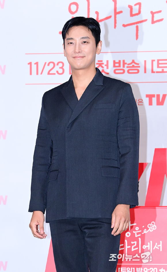 배우 주지훈이 18일 오후 서울 구로구 라마다서울신도림호텔에서 열린 tvN 새 토일드라마 '사랑은 외나무다리에서' 제작발표회에 참석해 포토타임을 갖고 있다. [사진=정소희 기자]