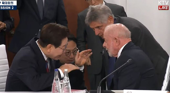 G7 정상회의에 참석한 이재명 대통령이 회의 시작에 앞서 룰라 브라질 대통령과 대화하고 있다. [사진=KTV]