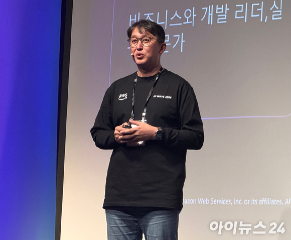 김기완 AWS 코리아 한국 AI 사업 총괄 디렉터가 23일 AWS AI WAVE 2026에서 기조연설을 하고 있다. [사진=최효경 기자]