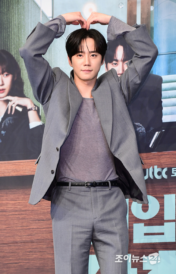 배우 이준영이 28일 오후 서울 구로구 신도림동 더링크서울 트리뷰트 포트폴리오 호텔에서 열린 JTBC 새 토일드라마 '신입사원 강회장' 제작발표회에 참석하고 있다. [사진=정소희 기자]