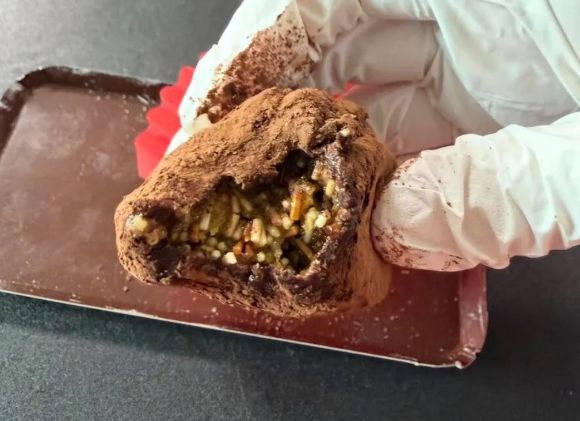 디저트 '두바이 쫀득 쿠키(두쫀쿠)'의 인기가 식을 줄 모르는 가운데 일부 판매점에서 다른 재료를 사용해 두쫀쿠를 판매했다는 의혹이 일고 있다. 사진은 해당 두쫀쿠. [사진=온라인 커뮤니티 캡처]