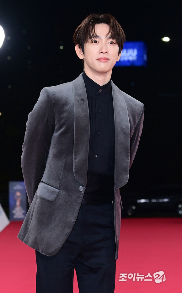 배우 박진영(갓세븐 진영)이 19일 오후 서울 영등포구 여의도 KBS홀에서 열린 제46회 청룡영화상 레드카펫 행사에 참석하고 있다. [사진=정소희 기자]