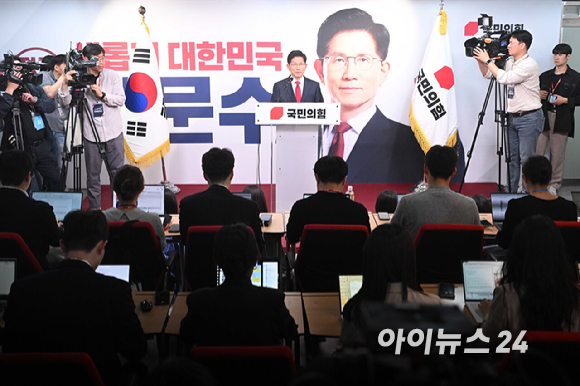 제21대 대통령 선거에서 이재명 더불어민주당 대선 후보의 당선이 확실시된 4일 새벽 김문수 국민의힘 대선후보가 서울 여의도 국민의힘 중앙당사에서 승복 공식 선언 기자회견을 갖고 있다. [사진=정소희 기자]