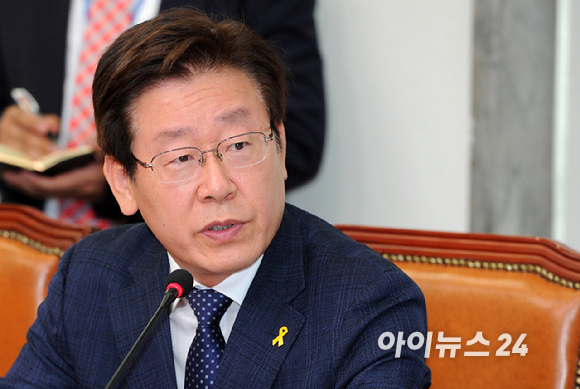 제21대 대통령 선거에서 당선을 확정지은 이재명 더불어민주당 대선 후보의 1978년 야구 글로브 공장인 '대양실업' 소년공 시절. 그 해 4월 말 고입 검정고시학원에 등록해 8월 합격. 공장이 망한 탓에 태어나서 처음으로 집에서 얼마간 쉬기도 했음. [사진=이재명 후보 측 제공. DB 및 재판매 금지]