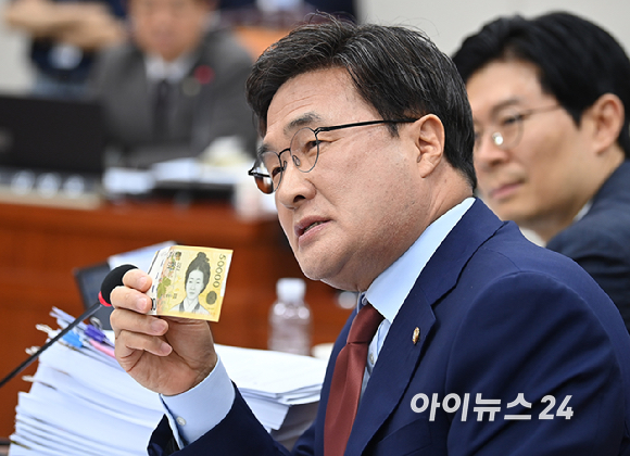 김대식 국민의힘 의원이 16일 오전 서울 여의도 국회 교육위원회에서 열린 이진숙 사회부총리 겸 교육부 장관 후보자 인사청문회에서 질의를 하고 있다. [사진=곽영래 기자]