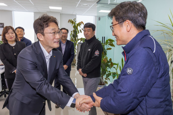 박윤영 KT 대표(왼쪽)가 서부광역본부 토탈영업센터 사무실에서 직원들과 악수하며 인사를 나누고 있다. [사진=KT]