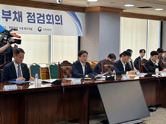 이억원 금융위원장이 14일 오전 은행연합회에서 열린 확대 가계부채 점검회의에서 모두발언을 하고 있다. [사진=도수화 기자]