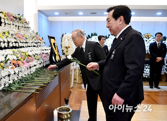 손경식 한국경영자총협회장과 김기문 중소기업중앙회장이 28일 오전 서울 종로구 서울대학교병원 장례식장에 마련된 故 이해찬 전 국무총리의 빈소에서 조문을 하고 있다. [사진=곽영래 기자]