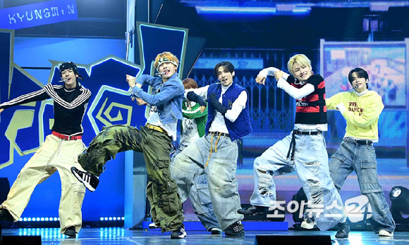 그룹 투어스가 13일 오후 서울 광진구 예스24라이브홀에서 열린 투어스(TWS) 네 번째 미니앨범 'play hard' 발매 쇼케이스에 참석해 타이틀곡 'OVERDRIVE' 무대를 선보이고 있다. [사진=정소희 기자]