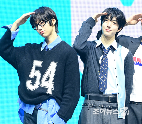 그룹 아이딧 김민재-장용훈이 15일 오후 서울 광진구 광장동 예스24라이브홀에서 아이딧(IDID) 첫 번째 미니 앨범 '아이 디드 잇.(I did it.)' 발매 기념 데뷔 쇼케이스에 참석하고 있다. [사진=정소희 기자]