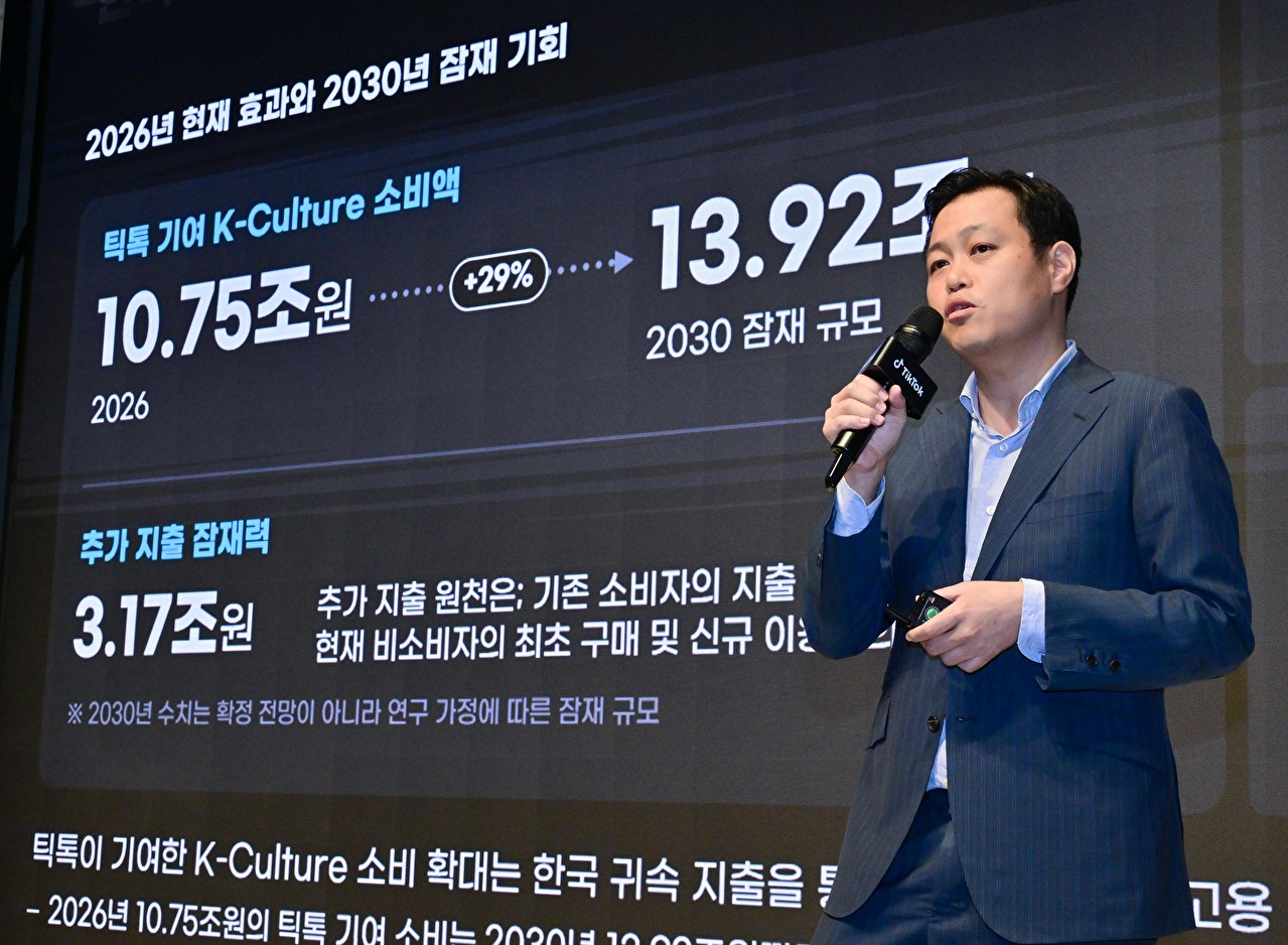 26일 서울 강남구 엘리에나 호텔 서울강남에서 열린 'K-컬처 온 틱톡' 기자 간담회에서 정재훈 틱톡코리아 운영 총괄이 발표하고 있다. [사진=틱톡코리아]