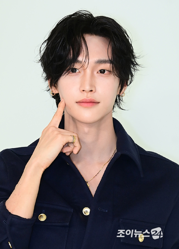 그룹 라이즈 원빈이 26일 오후 서울 영등포구 퐁피두 센터 한화에서 열린 샤넬 2026 공방 컬렉션 포토 행사에 참석하고 있다. [사진=정소희 기자]
