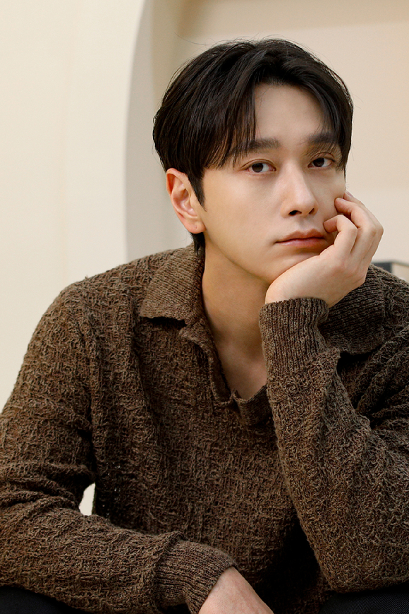 2PM 멤버이자 배우 황찬성이 넷플릭스 시리즈 '사냥개들' 시즌2 인터뷰에 앞서 포즈를 취하고 있다. [사진=엘줄라이엔터테인먼트]