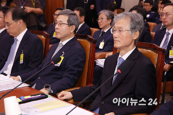 조희대 대법원장이 13일 서울 여의도 국회에서 열린 법제사법위원회의 대법원 등에 대한 국정감사에 출석하고 있다. [사진=곽영래 기자]