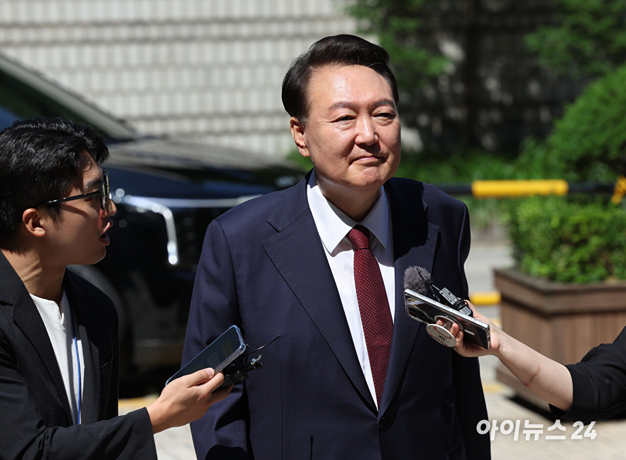 윤석열 전 대통령이 23일 서울 서초구 서울중앙지방법원에서 열린 내란 우두머리 혐의·직권남용 권리행사 방해 혐의 사건 8차 공판에 출석하고 있다. [사진=사진공동취재단]