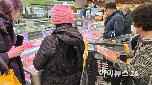 27일 이마트 용산점 축산코너에 초저가 삼겹살을 사기 위한 행렬이 이어지고 있다. [사진=진광찬 기자]