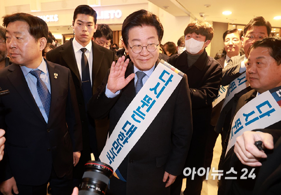 이재명 더불어민주당 대표가 24일 오전 서울 서초구 반포동 고속터미널에서 설귀성객들에게 인사하고 있다. [사진=곽영래 기자]