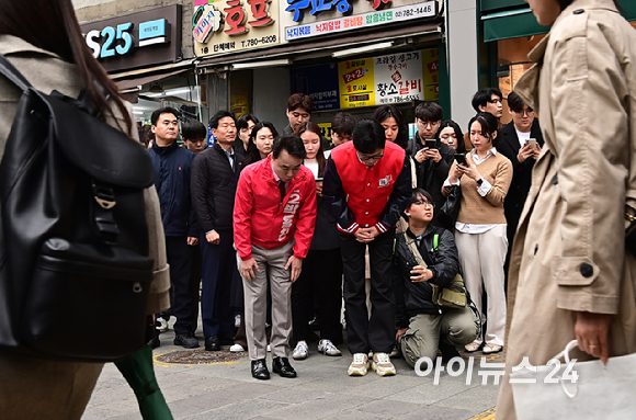 한동훈 국민의힘 비상대책위원장과 박용찬 영등포을 후보가 25일 오전 서울 영등포구 여의도역에서 출근길 인사를 하고 있다. [사진=곽영래 기자]