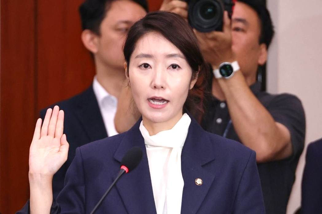 공천헌금 의혹을 받고 있는 강선우 무소속 의원이 제명 전 더불어민주당 소속으로 여성가족부 장관 후보자로 지명됐던 지난해 7월 14일, 서울 여의도 국회 여성가족위원회에서 열린 인사청문회에서 선서하고 있다. 2025.7.14 [사진=연합뉴스]