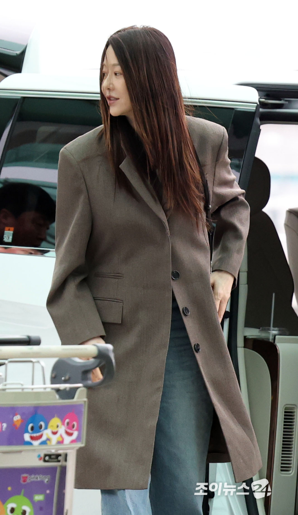 배우 고현정이 COS 2025 FW컬렉션 참석 차 12일 인천국제공항을 통해 미국 뉴욕으로 출국하고 있다. [사진=정소희 기자]