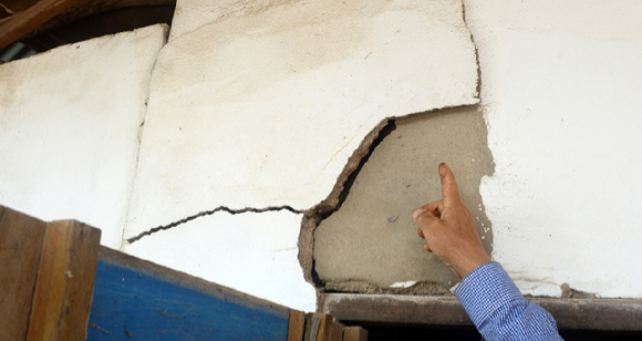 전북 부안군에서 4.8 규모의 지진이 발생한 12일 부안군 흥산마을회관 인근 주택에서 집주인이 지진으로 인해 갈라진 벽을 살펴보고 있다. 2024.06.12. [사진=뉴시스]