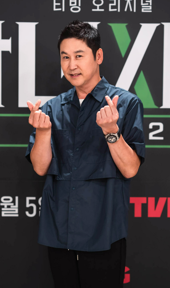 방송인 신동엽이 4일 온라인으로 진행된 티빙 오리지널 '마녀사냥 2022' 제작발표회에 참석해 포즈를 취하고 있다. [사진=티빙]