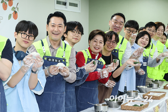 국민의힘 장동혁 대표가 23일 경기도 의정부시 청소년비전센터 십대지기에서 열린 '추석 맞이 청년레드윙 봉사활동'에서 기부금 및 행복나눔키트를 전달 한 뒤 기념 촬영을 하고 있다. [사진=정소희 기자]