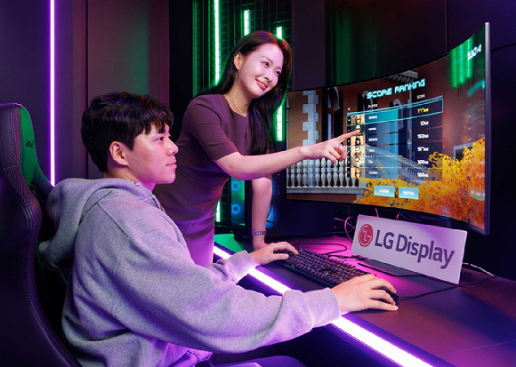 LG디스플레이가 7일 개막한 K-디스플레이 2025에 전시한 45인치 5K2K 게이밍 OLED. [사진=LG디스플레이]