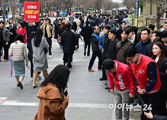 한동훈 국민의힘 비상대책위원장과 박용찬 영등포을 후보가 25일 오전 서울 영등포구 여의도역에서 출근길 인사를 하고 있다. [사진=곽영래 기자]