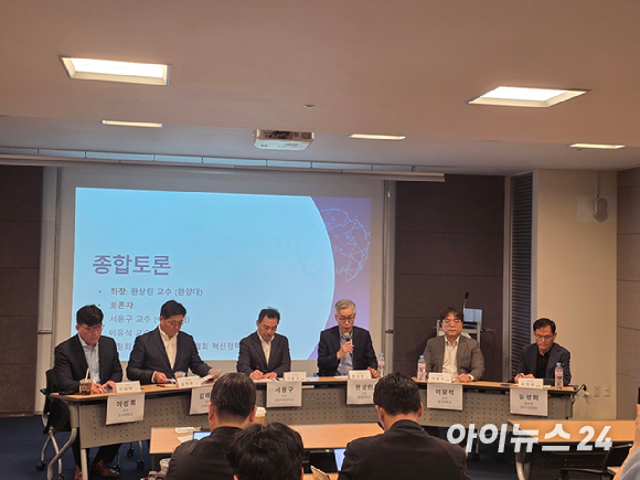 1일 서울 대한상공회의소에서 열린 '공정한 유통생태계를 위한 플랫폼 정책 방향' 정책포럼에 참석한 학계 전문가들이 기념촬영을 하고 있다. [사진=전다윗 기자]