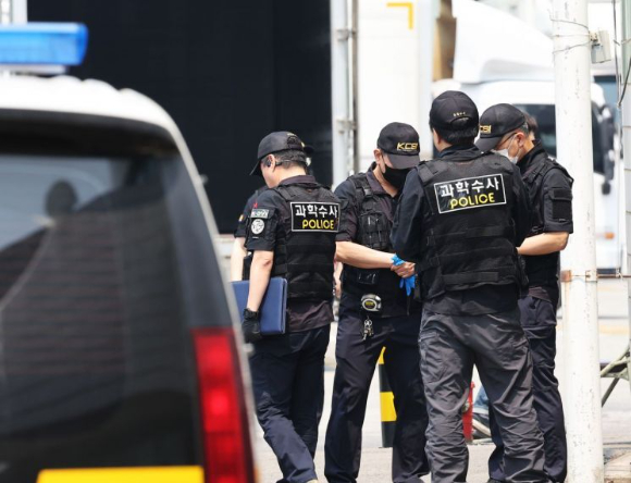 지난달 7일 경기도 시흥시 SPC삼립 시화공장에서 경찰이 근로자가 기계에 끼어 숨진 사고 관련 합동감식을 준비하고 있다. 지난달 19일 오전 3시께 SPC삼립 시화공장에서 50대 여성 근로자가 냉각 컨베이어 벨트에서 윤활유를 뿌리는 작업 중 기계에 끼이는 사고고로 숨졌다. [사진=연합뉴스]