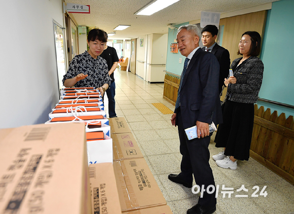 고품격 엔터테인먼트 경제지 조이뉴스24가 15일 서울 강북구 한빛맹아원을 찾아 기부물품을 전달했다. 박동석 조이뉴스24 사장이 한빛맹아원을 둘러보고 있다.조이뉴스24가 개최한 '희망찾기 등산&middot;트레킹 교실' 참가자들이 자연 보호 활동을 통해 나눔을 실천하는 '희망 동행' 프로그램에서, 완주자 1인당 일정 금액을 적립해 마련한 이번 후원 물품은 외부 활동이 제한되는 아동들을 위해 사용될 예정이다. [사진=곽영래 기자]