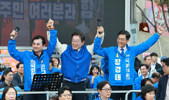 이재명 더불어민주당 대표(중간)가 8일 오후 서울 동대문구 동의보감타워 앞에서 안규백 동대문갑 후보 지지유세를 하고 있다. 오른쪽은 장경태 동대문을 후보. [사진=뉴시스]