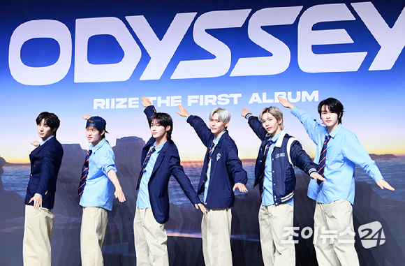 그룹 라이즈가 19일 오전 서울 용산구 블루스퀘어에서 열린 라이즈(RIIZE) 첫 정규 'ODYSSEY(오디세이)' 쇼케이스에 참석하고 있다. [사진=정소희 기자]