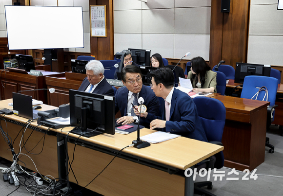 윤석열 전 대통령이 26일 서울 서초구 서울중앙지법에서 열린 특수공무집행방해, 직권남용 권리행사방해 등 혐의 사건 첫 공판에 출석하고 있다. [사진=사진공동취재단]