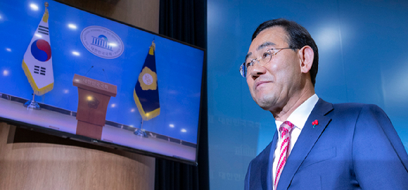  국민의힘 대구시장 후보 경선에서 '컷오프'된 주호영 국회부의장이 26일 국회 소통관에서 기자회견을 마친 뒤 이동하고 있다.주 부의장은 이날 서울남부지법에 대구시장 후보 탈락에 대한 효력 정지 가처분 신청을 했다. 2026.3.26 [사진=연합뉴스]